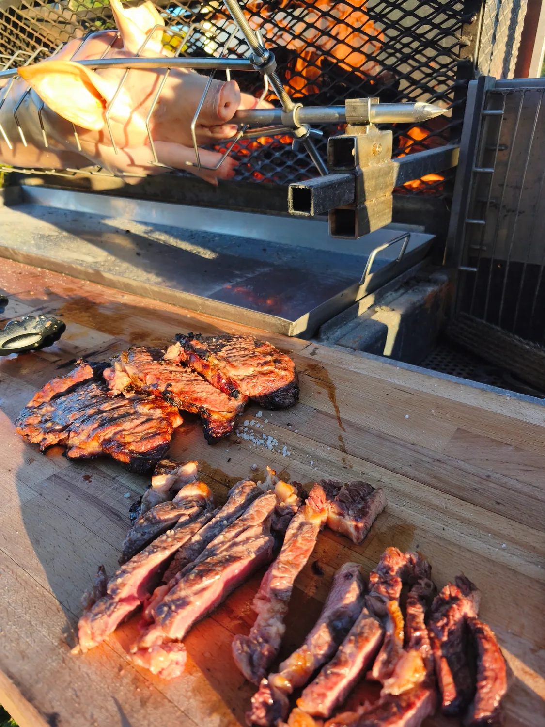 Détail d’une viande grillée et découpée devant le tournebroche